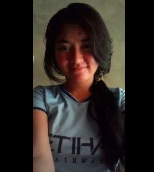 Abg Indo Abg Muda Berkacamata Bulat Sedang Didongkrak dari Belakang Sambil Tersenyum Viral Viral Abg